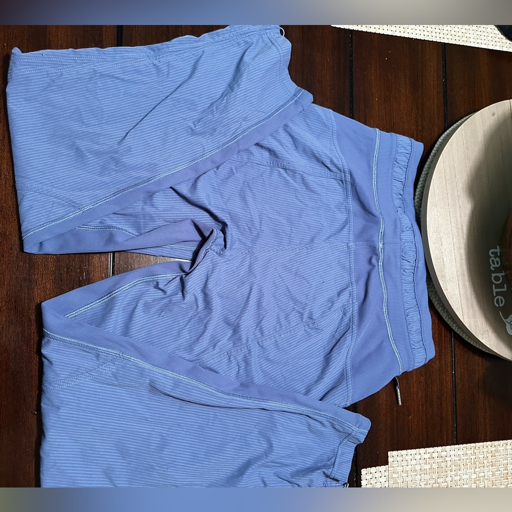EUC Lululemon short studio pants 
Size 2
Blue

No longer fit my daughter